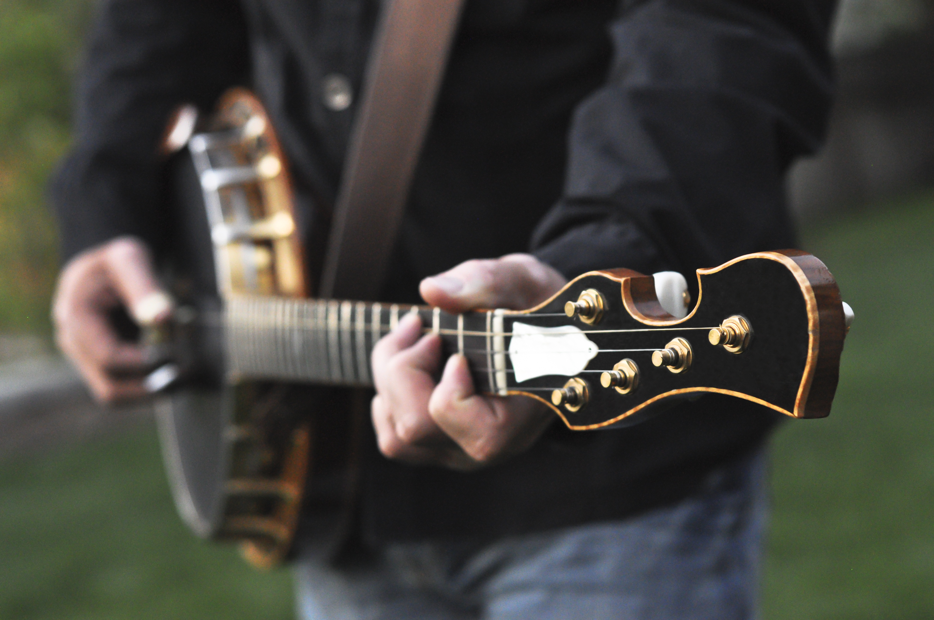 banjo player strumming